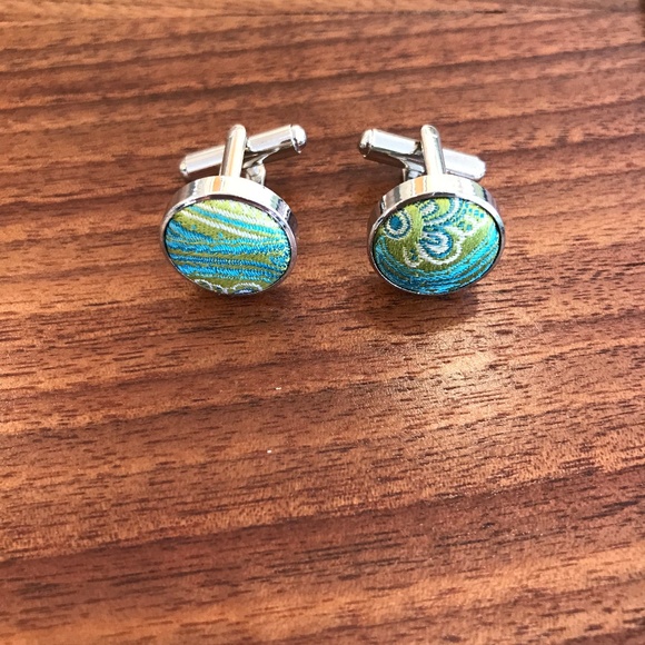 LIKE NEW Green Tie, Pocket Square & Cufflink Set - Picture 4 of 6